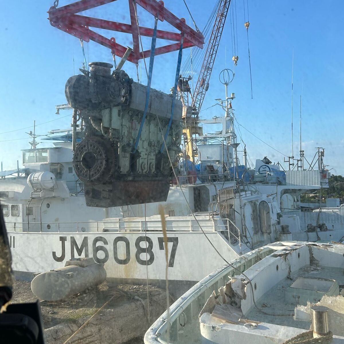 船舶エンジンの取り出し工程